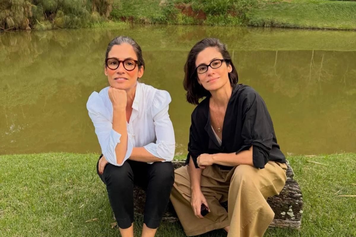 Renata Vasconcellos e sua irmã gêmea surpreendem internautas nas redes sociais