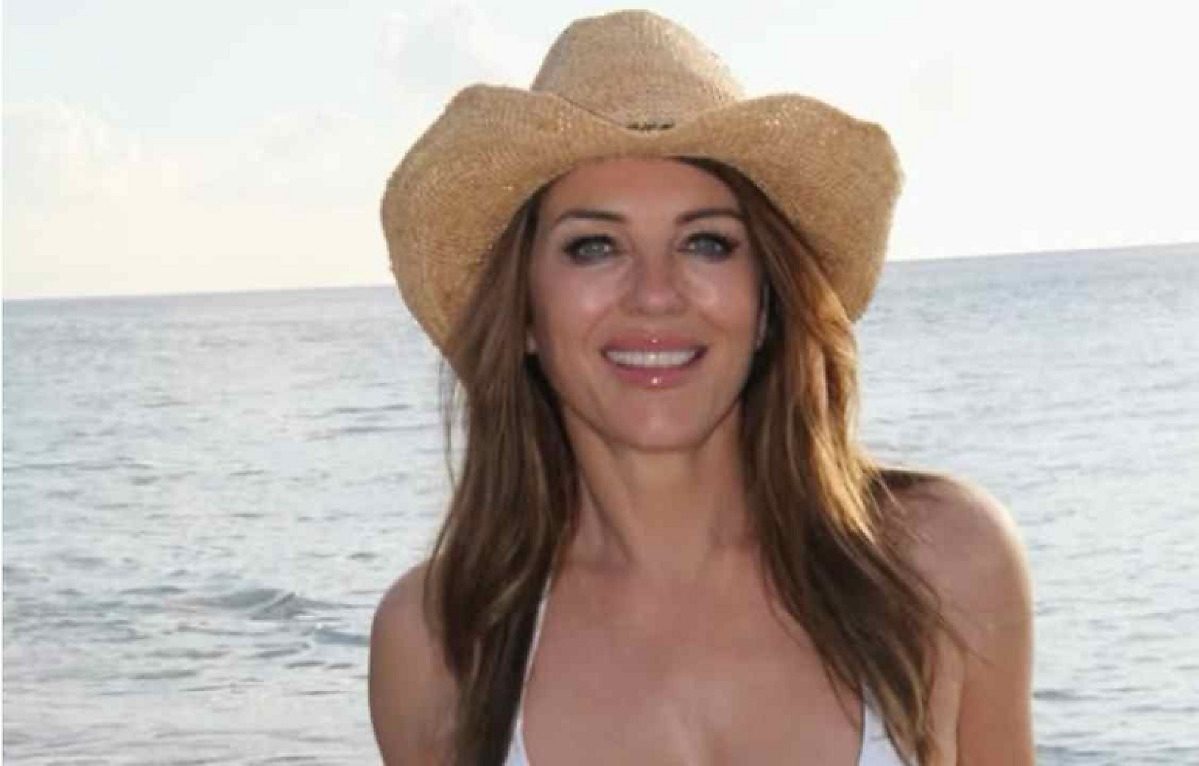 Elizabeth Hurley, aos 61 anos, impressiona em biquíni na praia de Malibu